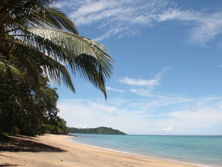 Palmen, Sand und türkisfarbenes Meer - mit dem Plage de N'Gouja bietet Mayotte Strände wie aus dem Bilderbuch.