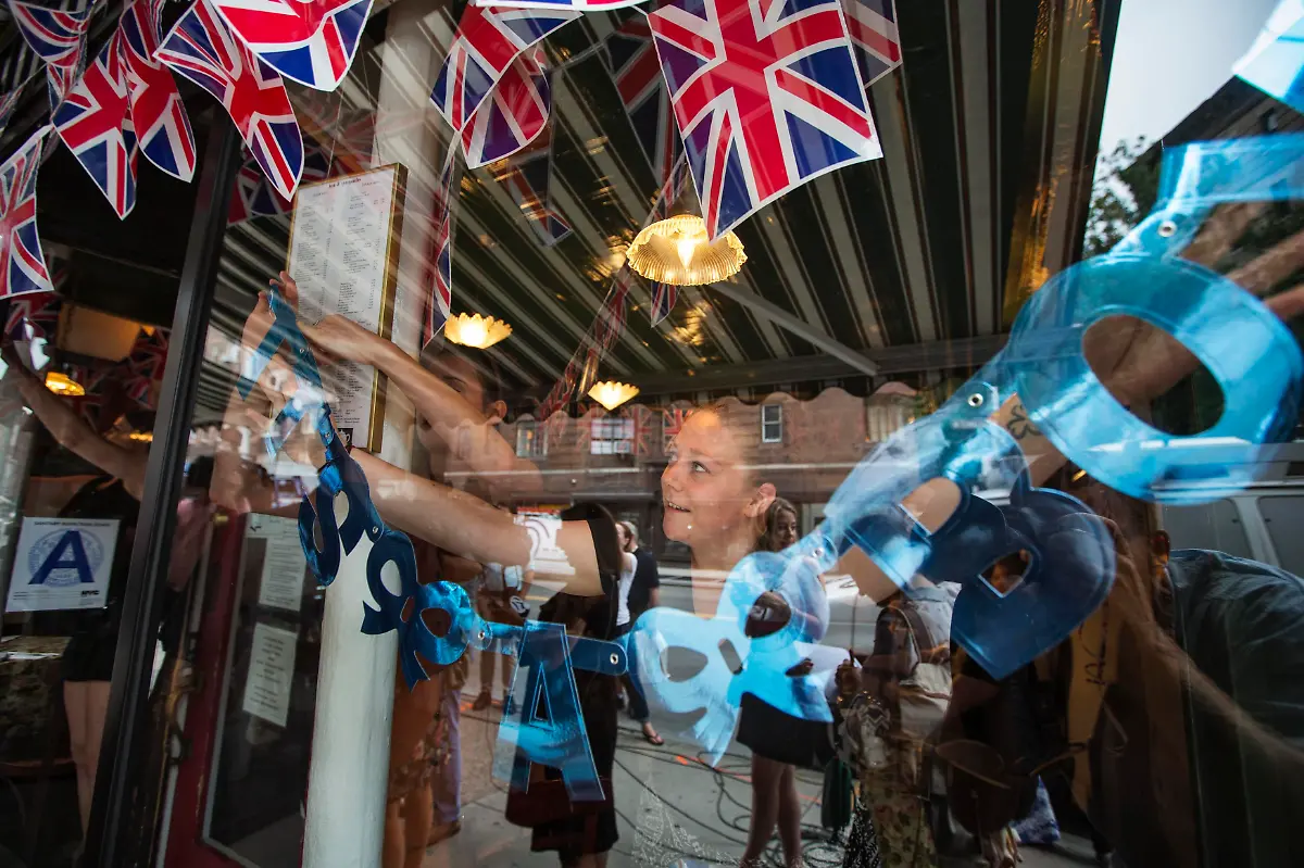 2013-07-22T200803Z-1356520962-GM1E97N0B9Q01-RTRMADP-3-BRITAIN-ROYAL-JPG6641708704696352229