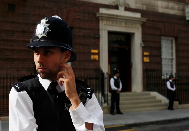 2013-07-22T082917Z-1132301496-LR2E97M0NKI82-RTRMADP-3-BRITAIN-ROYAL-JPG5881133807896117702