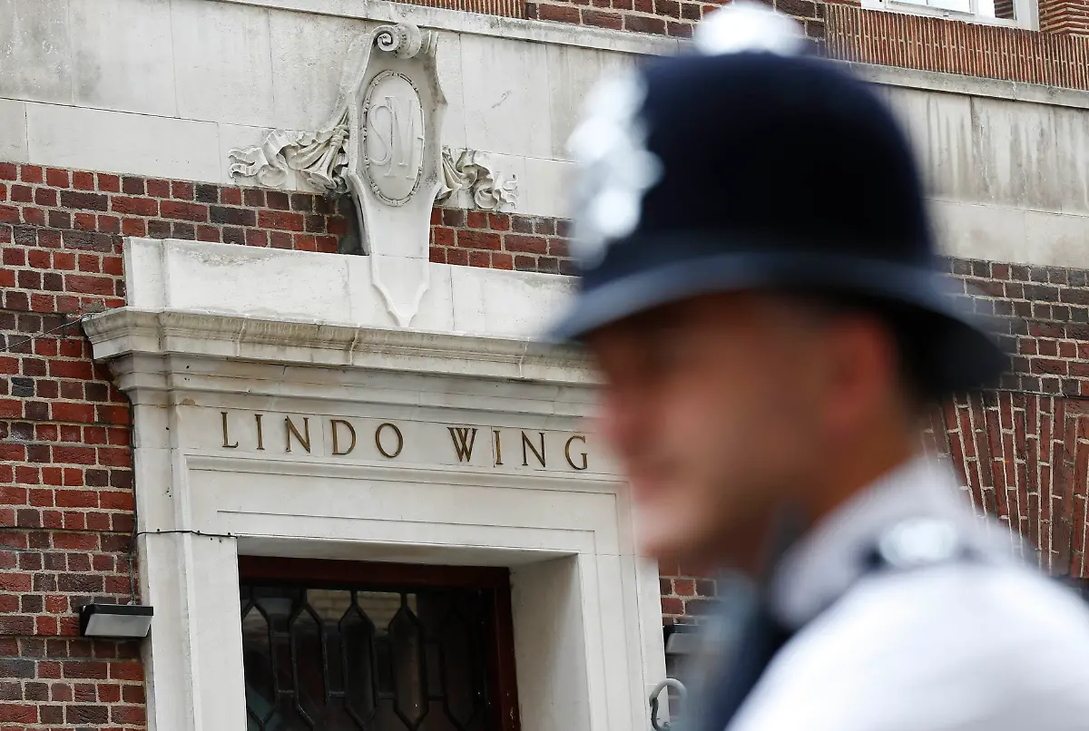 2013-07-21T133219Z-2046367944-LM1E97L11IN01-RTRMADP-3-BRITAIN-ROYAL-BABY-JPG5185843376147200810