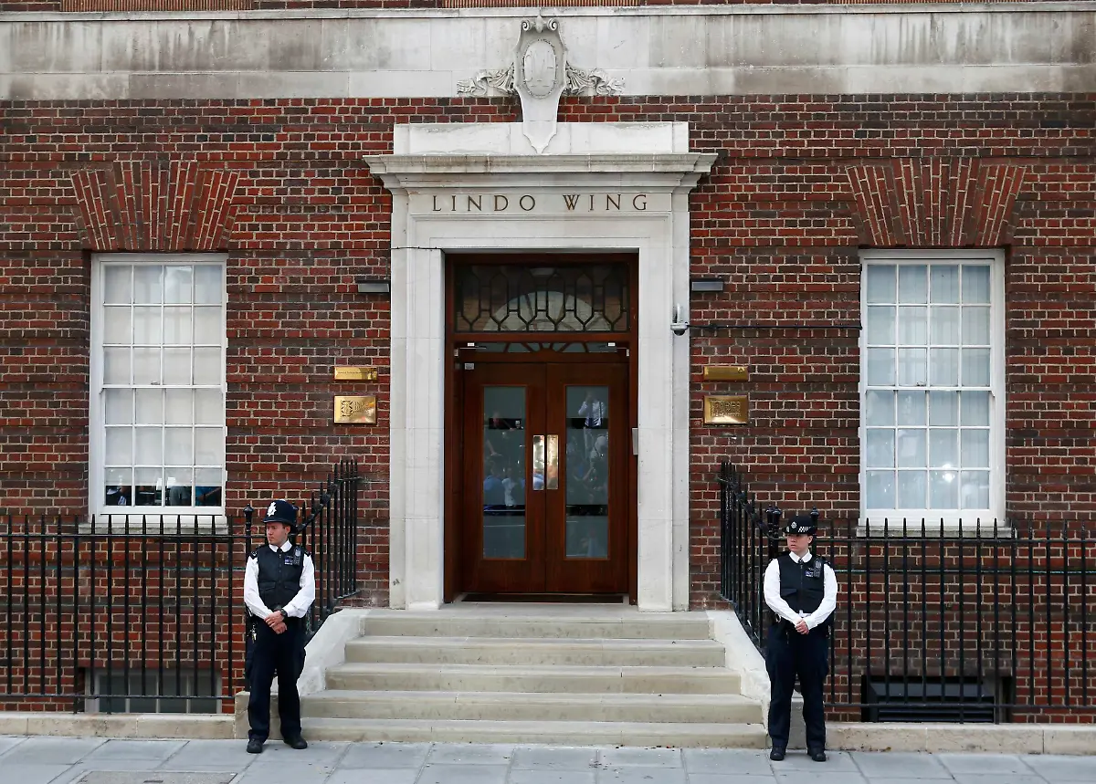 2013-07-22T102448Z-976674834-LR2E97M0SX1BN-RTRMADP-3-BRITAIN-ROYAL-JPG5513873876517905542