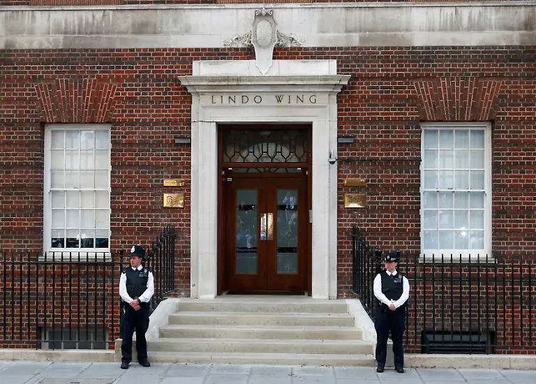 2013-07-22T102448Z-976674834-LR2E97M0SX1BN-RTRMADP-3-BRITAIN-ROYAL-JPG5513873876517905542