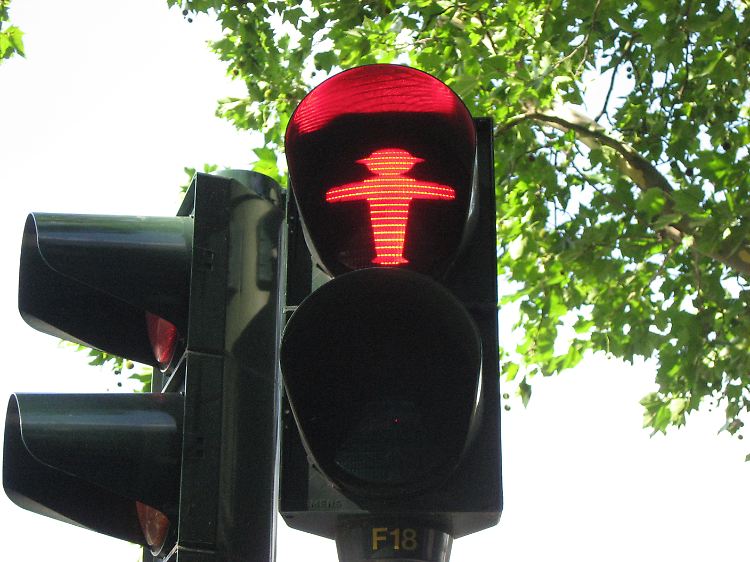 Die Fußgänger hatten Rot, der Radler wollte sich noch über die Straße mogeln.