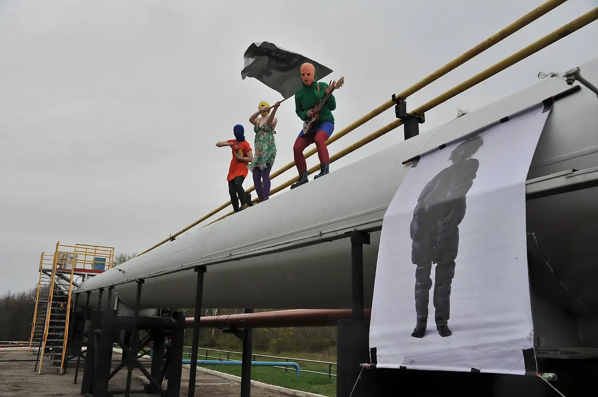 2013-07-16T163233Z-1403834869-GM1E97H01G101-RTRMADP-3-RUSSIA-PUSSYRIOT-JPG3442924144055578731