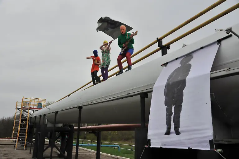 2013-07-16T163233Z-1403834869-GM1E97H01G101-RTRMADP-3-RUSSIA-PUSSYRIOT-JPG3442924144055578731