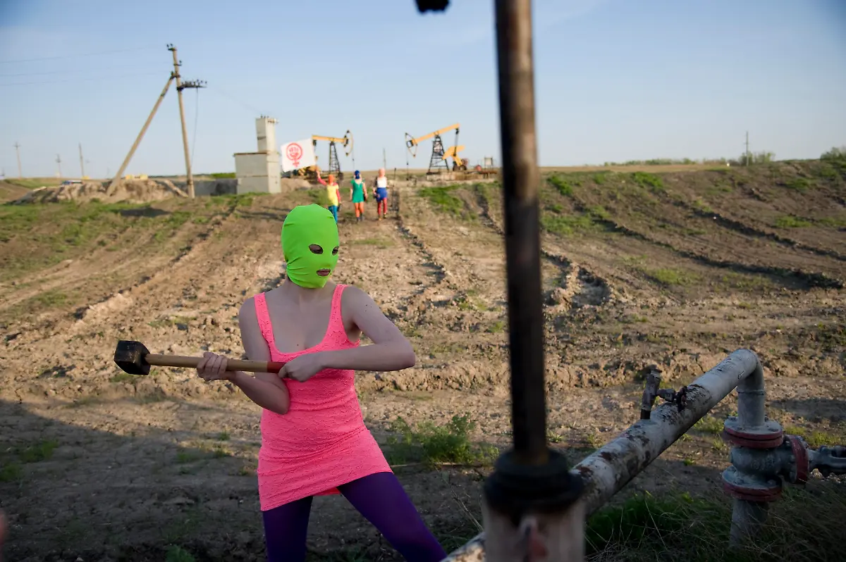 2013-07-16T163600Z-1041518664-GM1E97H01IY01-RTRMADP-3-RUSSIA-PUSSYRIOT-JPG283103530208938929