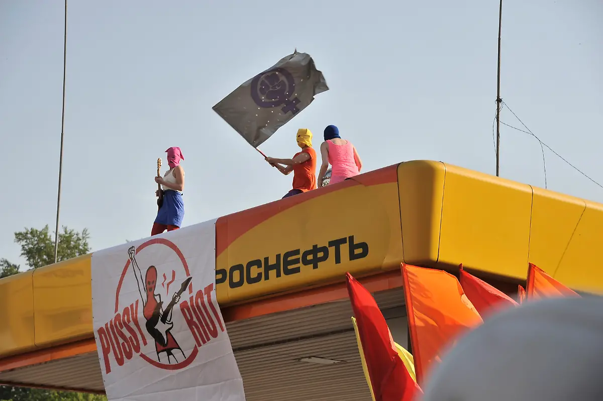 2013-07-16T162812Z-502336190-GM1E97H006F01-RTRMADP-3-RUSSIA-PUSSYRIOT-JPG5342326394892425317