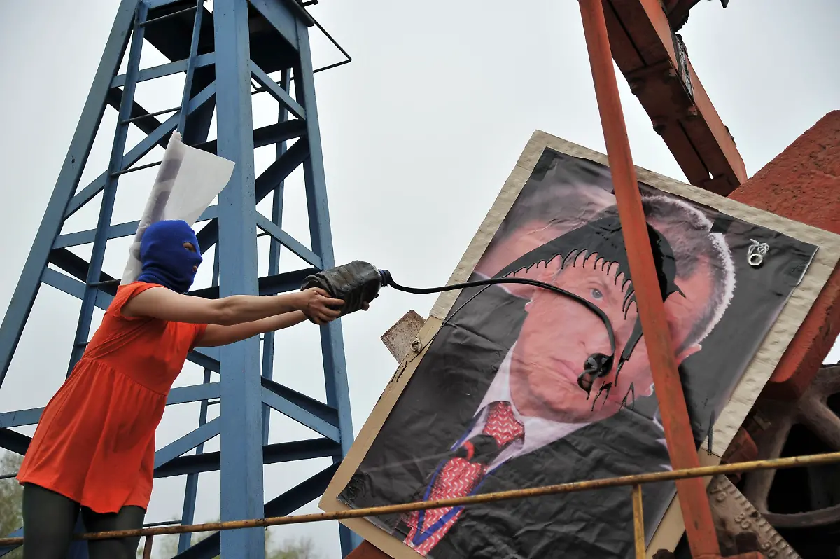 2013-07-16T164005Z-1168601205-GM1E97H01NL01-RTRMADP-3-RUSSIA-PUSSYRIOT-JPG612007023138837552