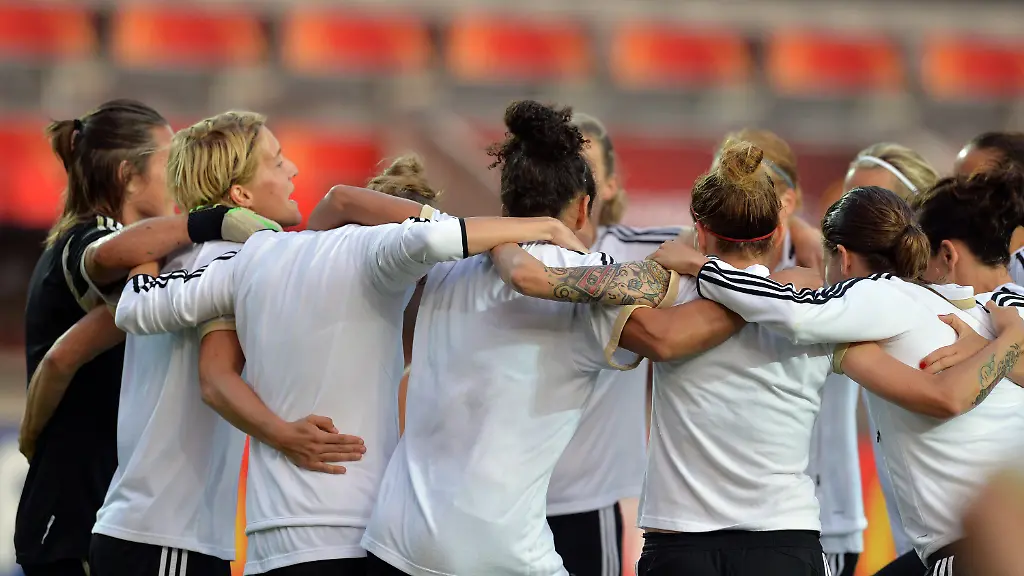 Nur-mit-Teamarbeit-kommen-die-deutschen-Fussballfrauen-zum-Erfolg-mahnt-Bundestrainerin-Silvia-Neid