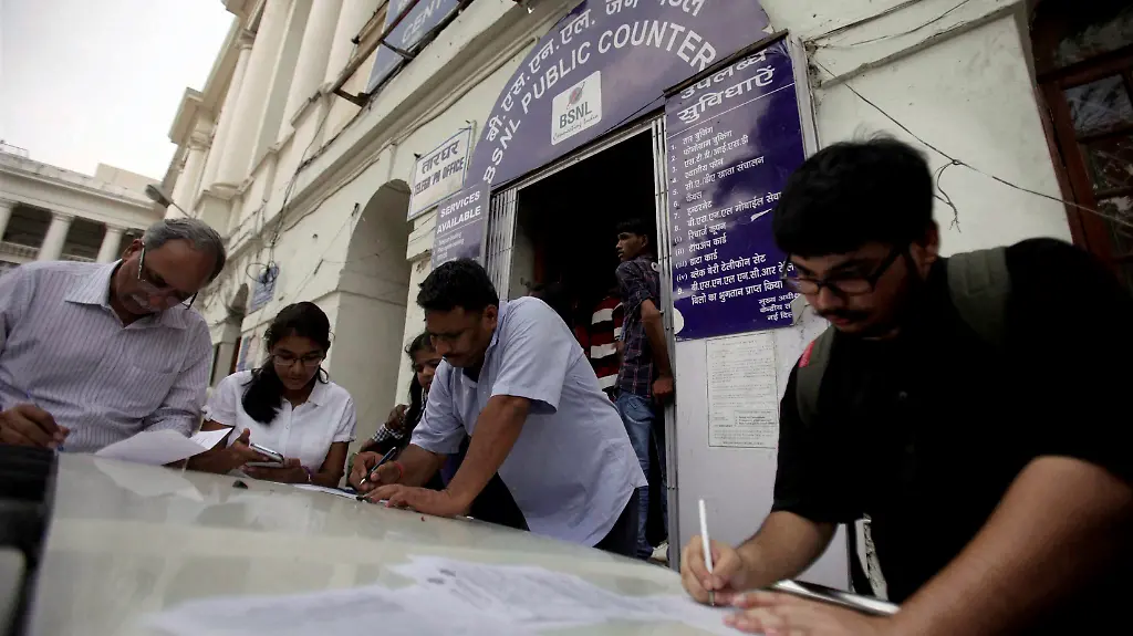 Tausende-Inder-stuermten-noch-einmal-in-die-Aemter
