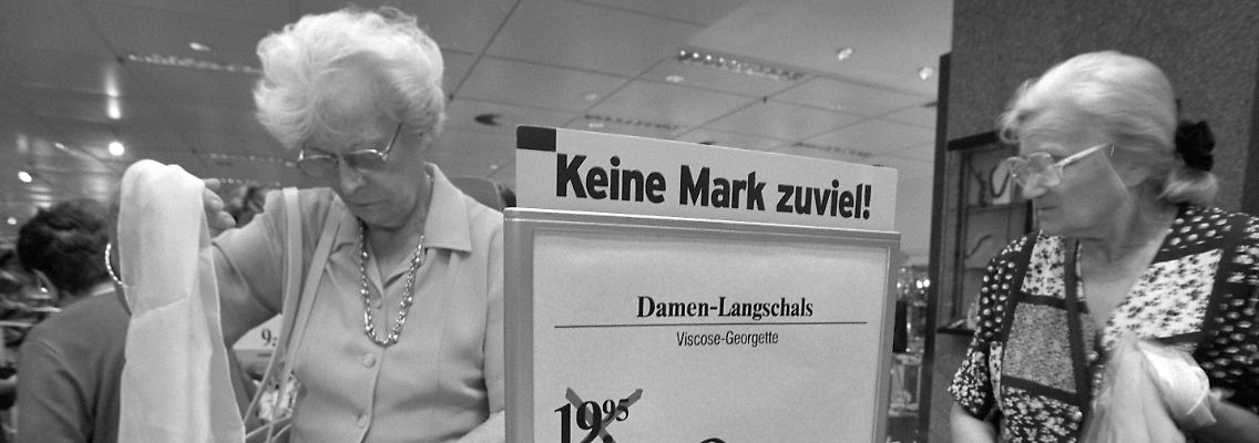 Hach, waren das noch Zeiten, als man sich ungehemmt durch Wühltische arbeiten konnte.