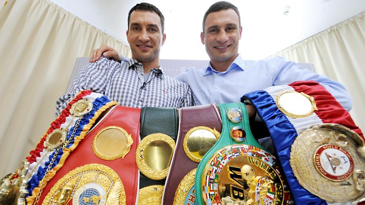 Einen von Wladimirs Titeln wird Vitali Klitschko (rechts) nicht kriegen. Dafür will er sich nun mit einem Knockout gegen David Haye trösten.