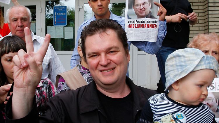 "Ich gebe nicht auf." Andrzej Poczobut mit seinem Sohn Jaroslaw nach der Urteilsverkündung.