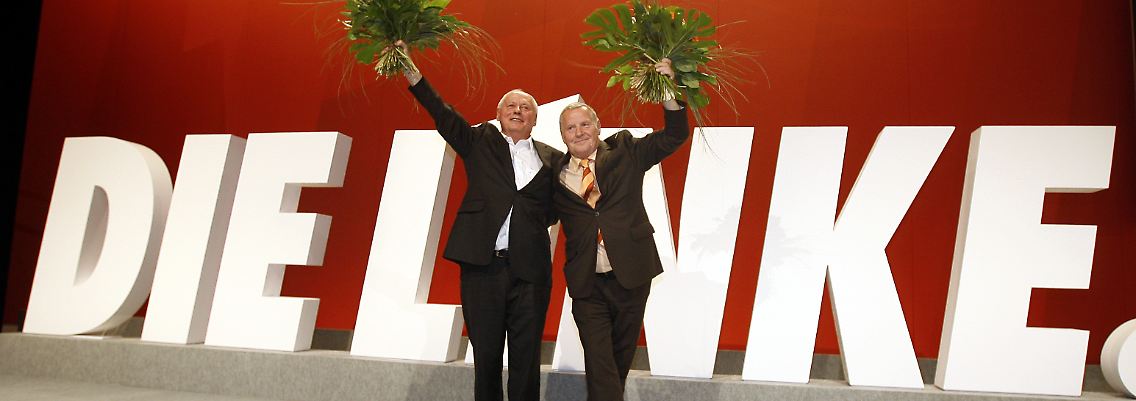 Partei-Chef Lafontaine (links) und Co-Vorsitzender Bisky auf dem Gründungsparteitag der Partei vor gut zwei Jahren.