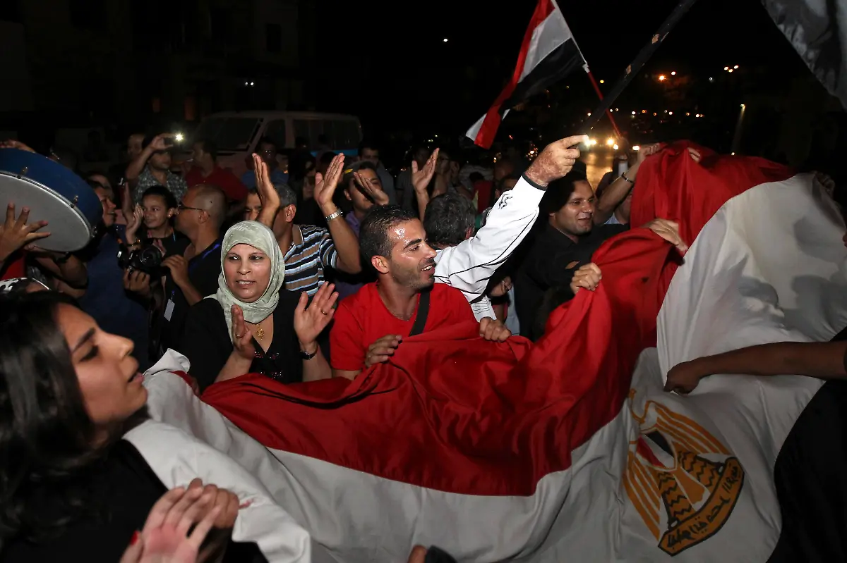 2013-07-03T232229Z-1055291694-GM1E9740K9T01-RTRMADP-3-EGYPT-PROTESTS-JPG380966376097285810