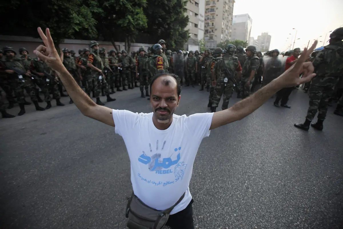 2013-07-03T190036Z-2065034918-GM1E974088501-RTRMADP-3-EGYPT-PROTESTS-JPG7365635142150063856