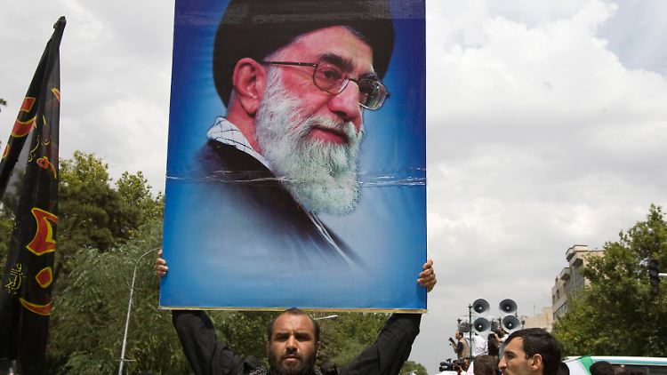 Nach dem Freitagsgebet in Teheran: Ein Gläubiger hält ein Bild von Chamenei hoch.