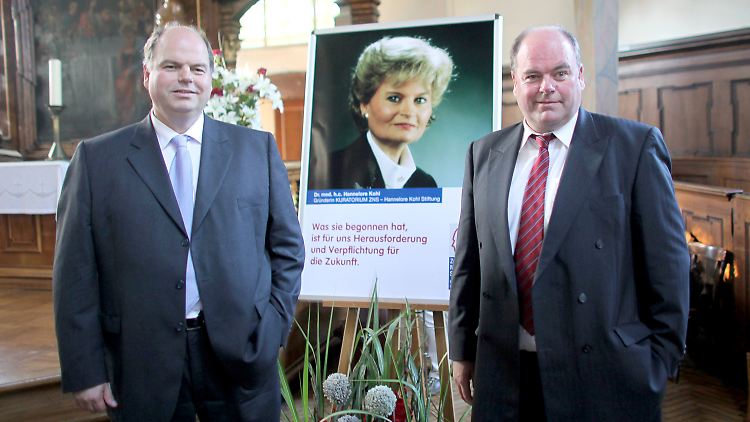 Walter (r) und Peter Kohl, die Söhne des Altkanzlers,  vor Beginn des Gedenkkonzertes zum zehnten Todestag ihrer Mutter Hannelore Kohl in der Dreifaltigkeitskirche in Speyer.