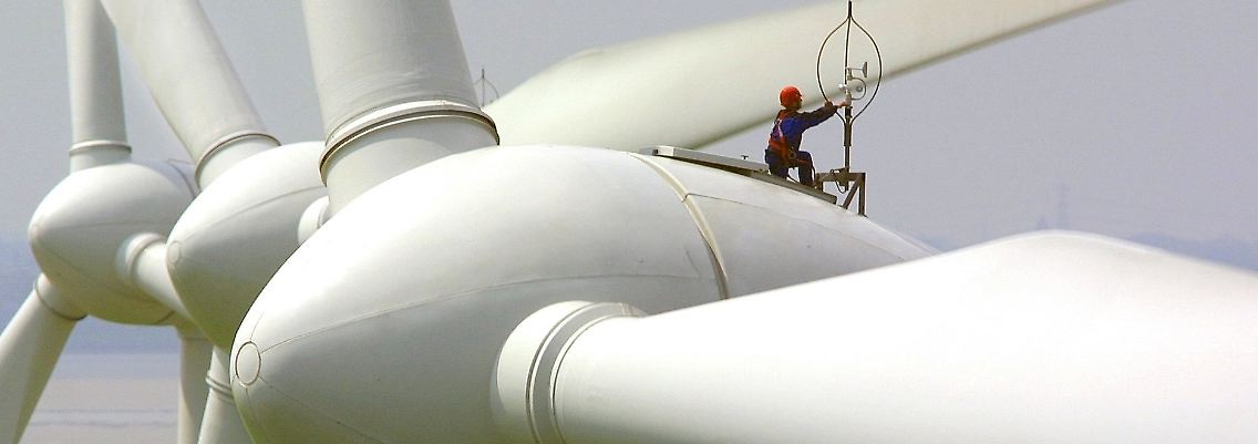 An windlosen Tagen können Windräder keinen Strom erzeugen.