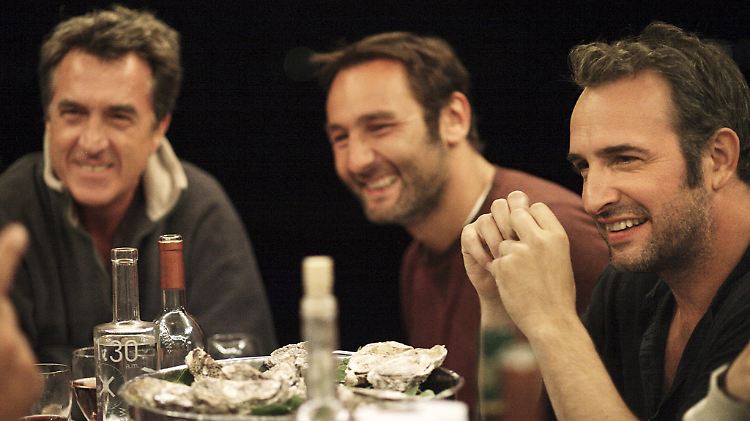 Ein Tisch, Wein, Austern und reden: eine typische Filmszene.