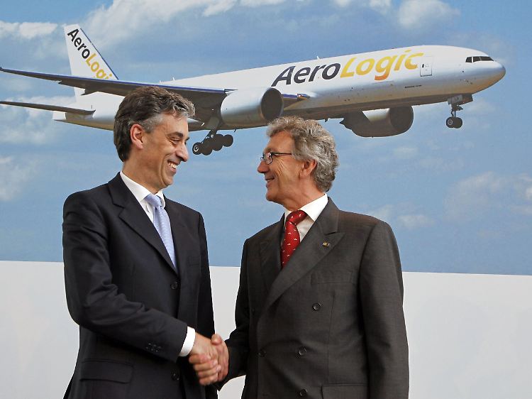 Beglückwünschen sich gegenseitig: Post-Chef Frank Appel (links) und Lufthansa-Boss Wolfgang Mayrhuber.