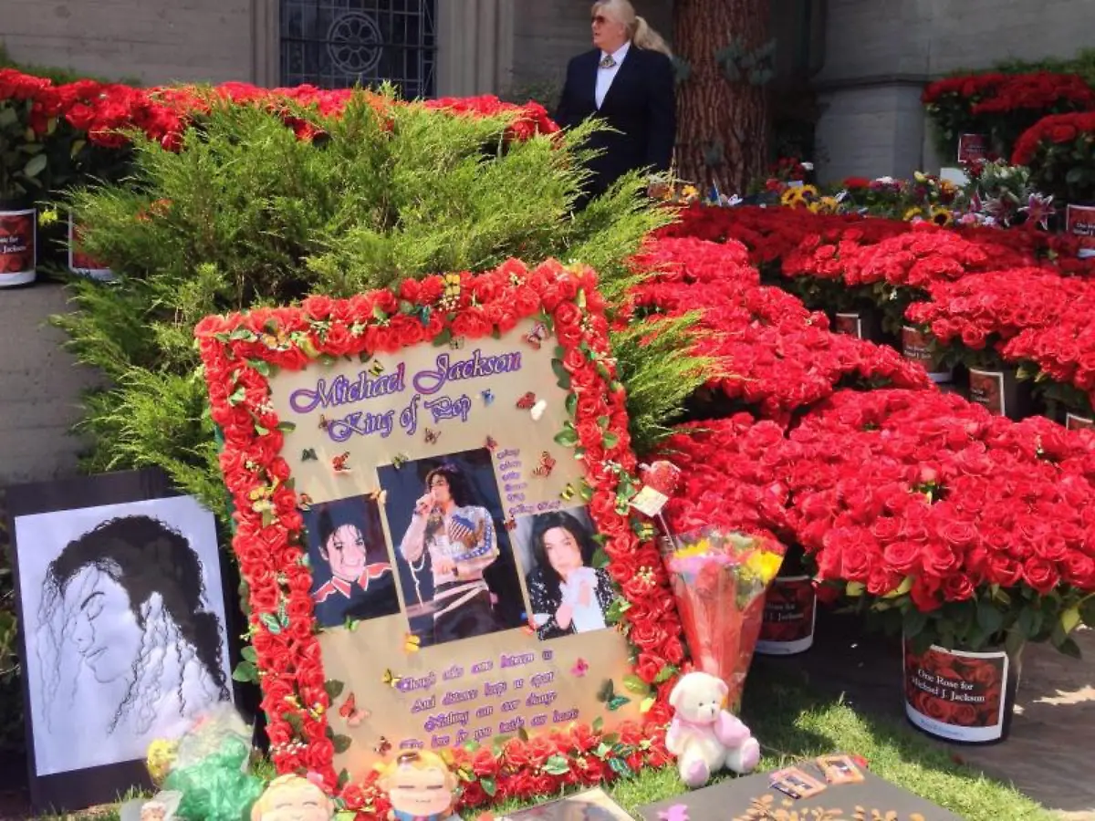 Am-Grab-von-Michael-Jackson-Der-King-of-Pop-ist-unvergessen