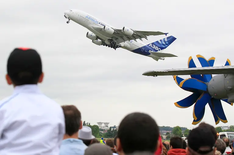 2013-06-22T153000Z-484527188-GM1E96M1T6D01-RTRMADP-3-AIR-SHOW-JPG5597433296601875460