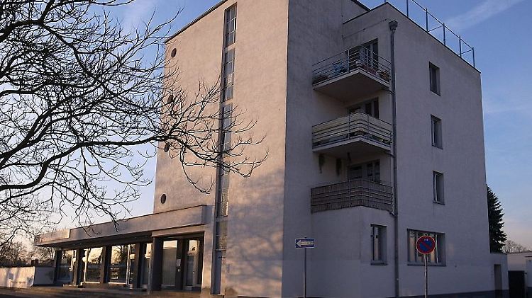 Konsum-Gebäude in Dessau-Törten von Walter Gropius.