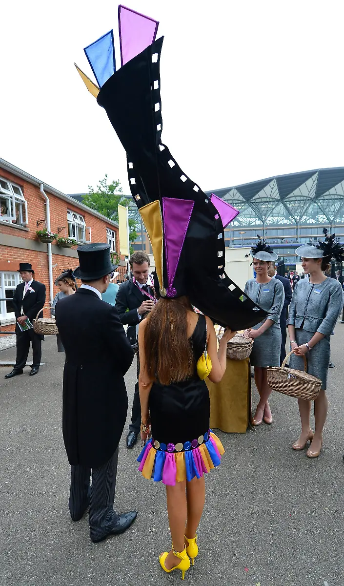 2013-06-20T140014Z-1769149869-LM1E96K12V101-RTRMADP-3-HORSERACING-ASCOT-FASHION-JPG6893312025323760286