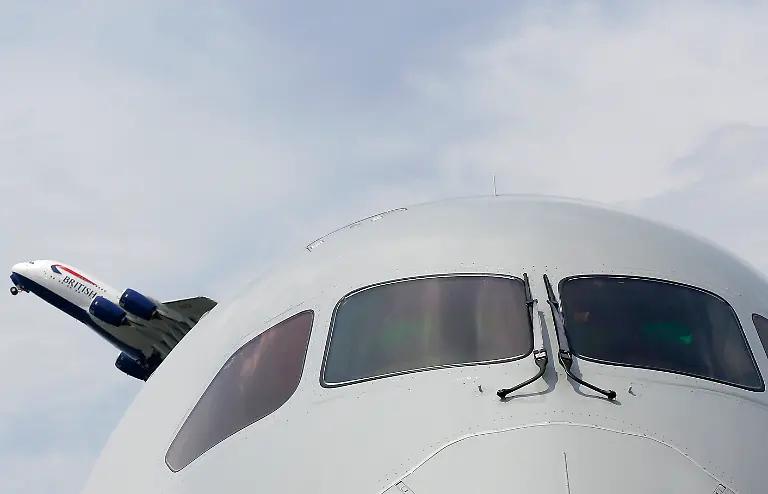 2013-06-19T132328Z-1925498672-PM1E96J16AA01-RTRMADP-3-AIR-SHOW-JPG8831707243103362933