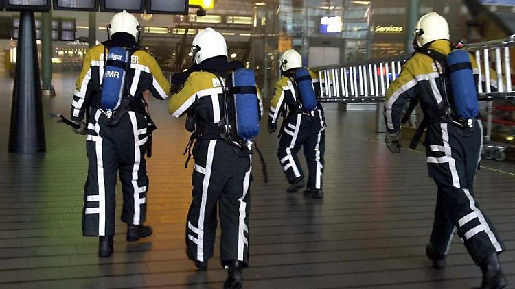 Niederländische Feuerwehrleute im Einsatz.jpg