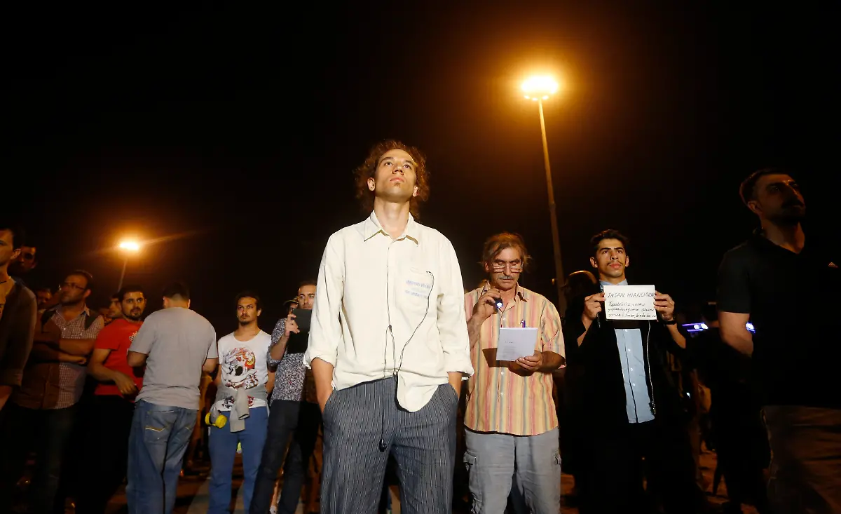 2013-06-18T075453Z-546231585-GM1E96I183Z01-RTRMADP-3-TURKEY-PROTESTS-STANDINGMAN-JPG3711485291034947505