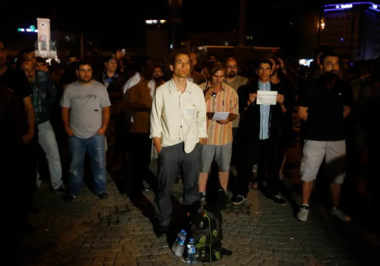2013-06-18T075550Z-2082420123-GM1E96I186Q01-RTRMADP-3-TURKEY-PROTESTS-STANDINGMAN-JPG7359352922439121053