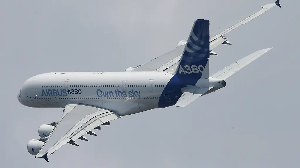 2013-06-17T205409Z-992117709-GM1E96I0DJX01-RTRMADP-3-AIRSHOW-JPG2483364395557774498