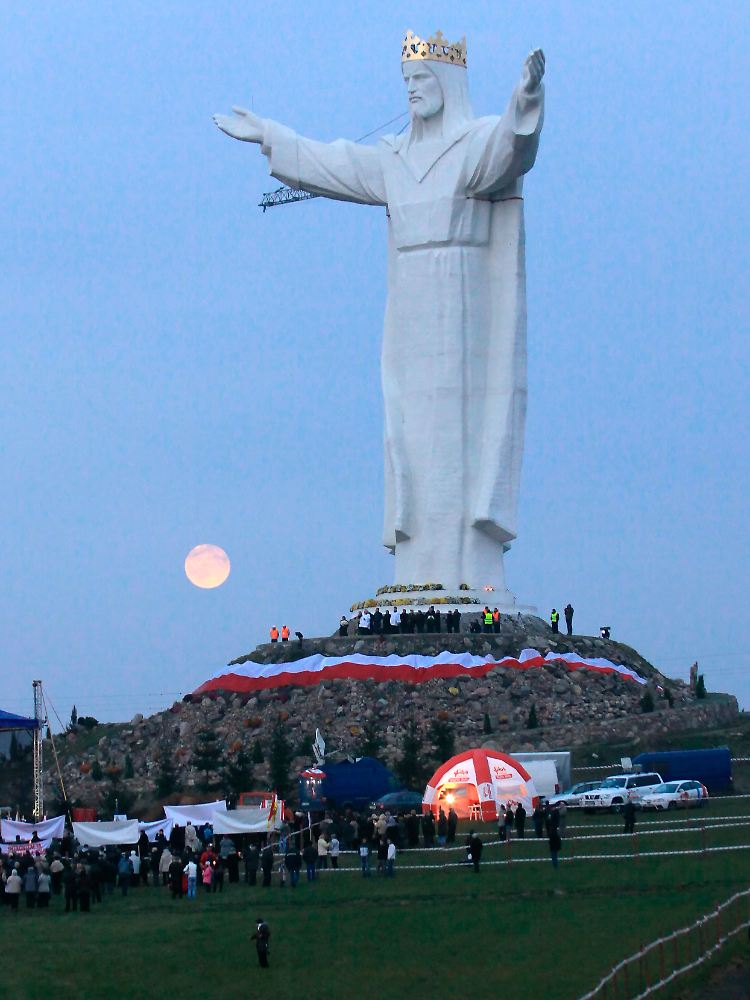 Der zweithöchste Jesus der Welt schaut mit mahnendem Blick gen Westen über das polnische Swiebodzin.