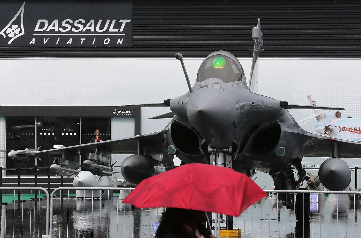 2013-06-17T085704Z-30571652-GM1E96H1AZM01-RTRMADP-3-AIR-SHOW-JPG2290048030934256930