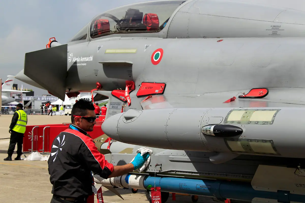 2013-06-14T105741Z-818781409-GM1E96E1FZY01-RTRMADP-3-AIRSHOW-JPG888568607714013643