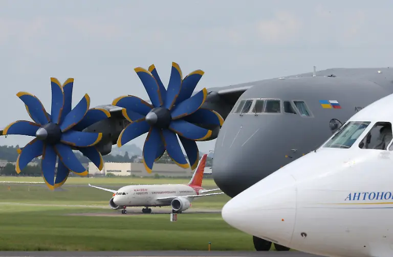 2013-06-14T153633Z-2067350082-GM1E96E1TFA01-RTRMADP-3-AIRSHOW-JPG8322433417324811477