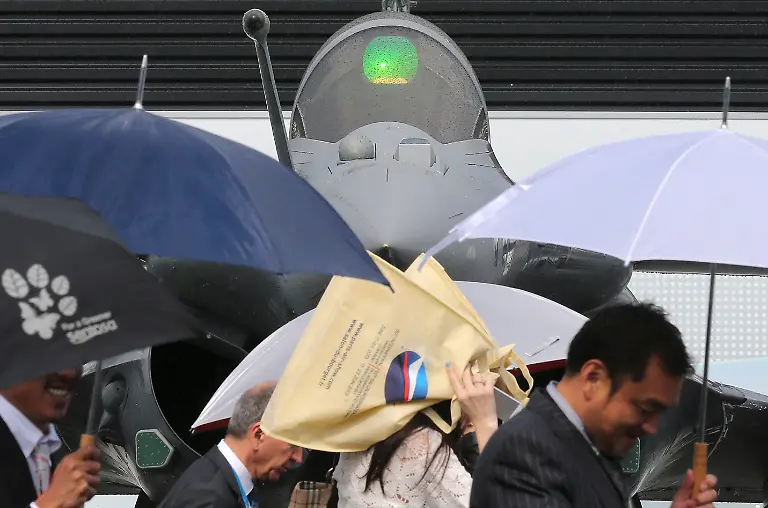 2013-06-17T085845Z-1808295990-GM1E96H1B2B01-RTRMADP-3-AIR-SHOW-JPG7135245977189478758