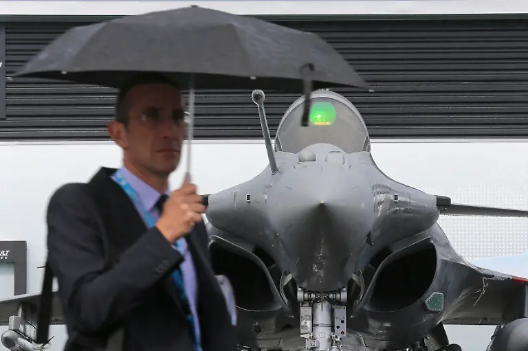 2013-06-17T084552Z-912149819-GM1E96H1AH801-RTRMADP-3-AIR-SHOW-JPG759320723389897029