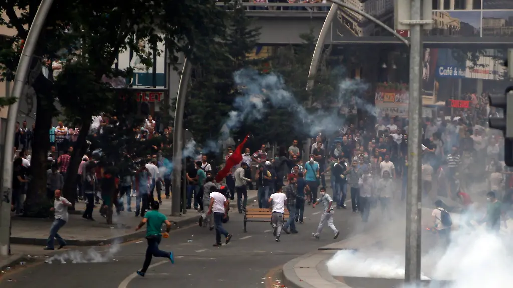 2013-06-16T154722Z-614307042-GM1E96G1U0501-RTRMADP-3-TURKEY-PROTESTS-JPG2543304763212295213