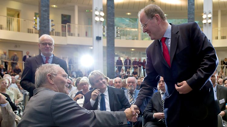 "Wir sind auf der Hut": Schäuble gratuliert Steinbrück zum Buchpreis.