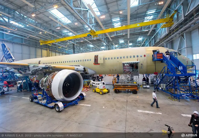 A350-XWB-Trent-Engine-mounting4