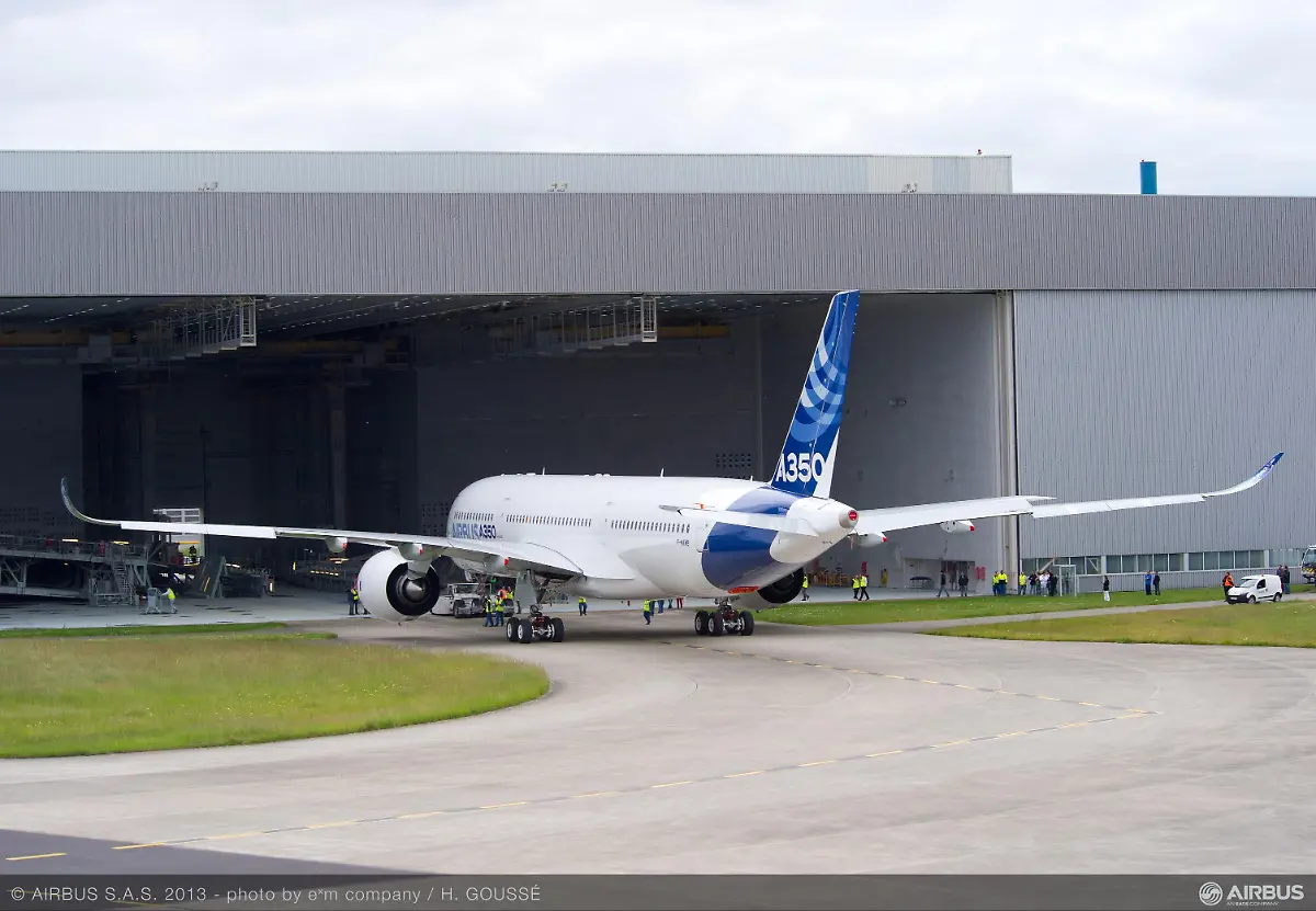 A350-XWB-out-of-paint-shop-2
