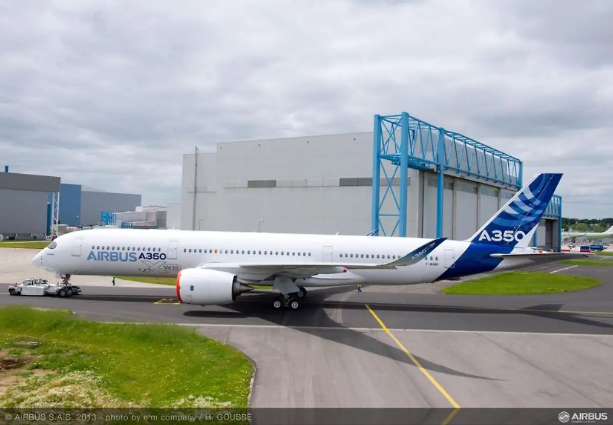 A350-XWB-out-of-paint-shop-4