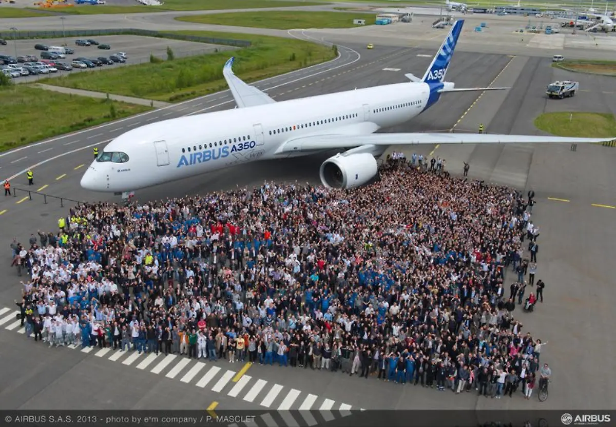 A350-XWB-paint-shop-rollout-6