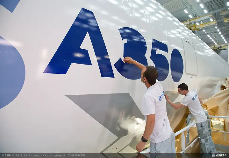 A350-XWB-MSN1-fuselage-demasking-06