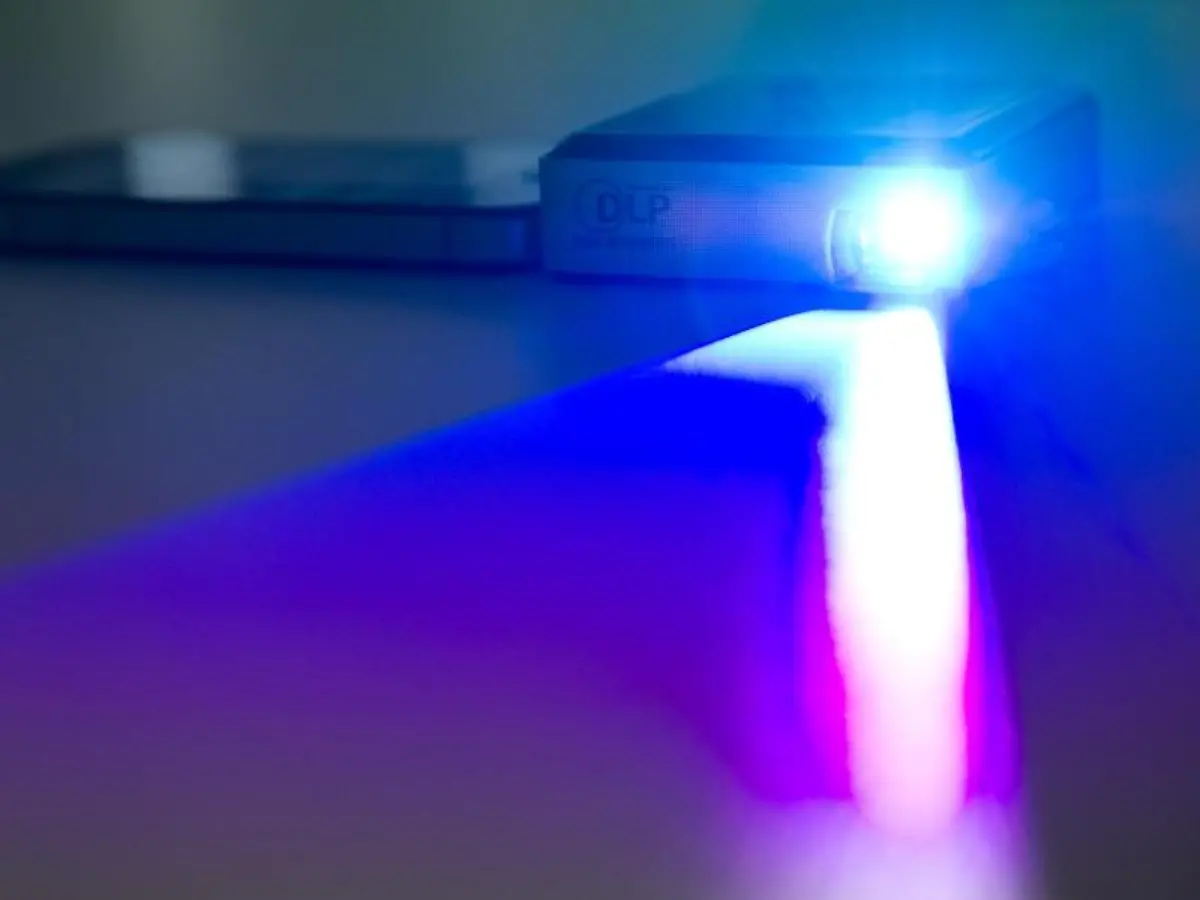 Smartphone-und-Pocketbeamer-muessen-nicht-zwangslaeufig-zusammengesteckt-werden-Auch-Verbindungen-via-HDMI-Kabel-oder-per-drahtlosem-Bluetooth-sind-modellabhaengig-moeglich