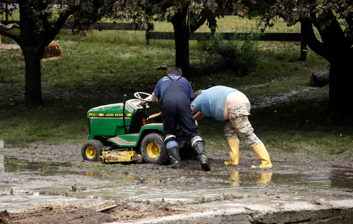 2013-06-11T145635Z-1502629567-GM1E96B1QP001-RTRMADP-3-FLOODS-CENTRALEUROPE-JPG5545516706597938496
