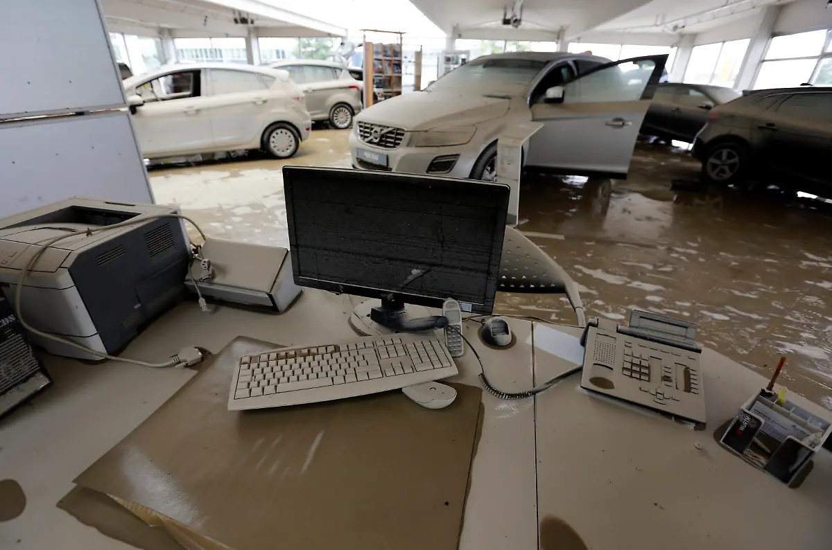 2013-06-11T145813Z-1119059312-GM1E96B1RLI02-RTRMADP-3-FLOODS-CENTRALEUROPE-JPG7819308763966328487